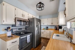 Refrigerador, microondas, horno y parrilla de estufa 