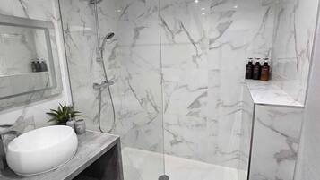 Een douche, een haardroger, handdoeken, zeep