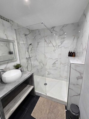 Een douche, een haardroger, handdoeken, zeep