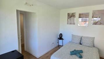 3 slaapkamers, een strijkplank/strijkijzer, wifi, beddengoed