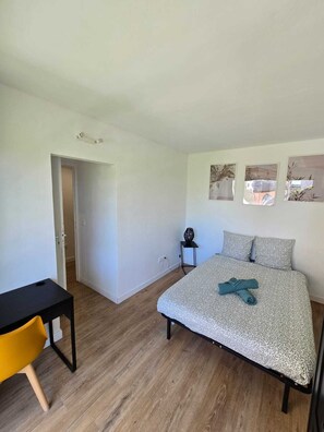 3 slaapkamers, een strijkplank/strijkijzer, wifi, beddengoed