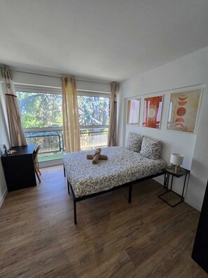 3 slaapkamers, een strijkplank/strijkijzer, wifi, beddengoed
