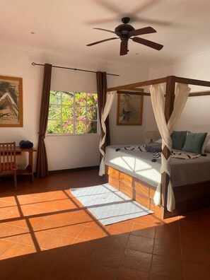 4 makuuhuonetta, työpöytä, silitysrauta/-lauta, Wi-Fi