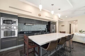 Kühlschrank, Ofen, Kochgeschirr/Geschirr/Besteck