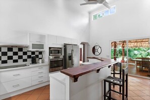 Jääkaappi, mikroaaltouuni, uuni, astianpesukone