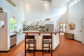 Refrigerador, microondas, horno y lavavajillas 