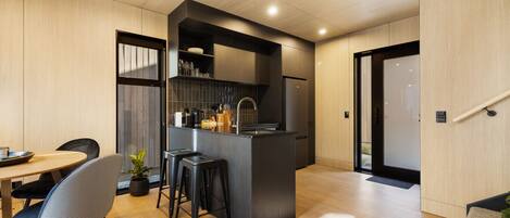 Réfrigérateur, micro-ondes, four, plaque de cuisson