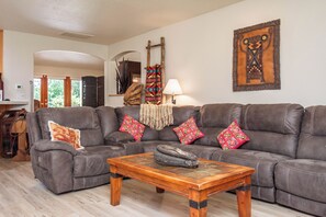 TV, fireplace - Peaceful Nature Retreat family-friendly 3 BR Hot Tub Gym BBQ (Auburn)