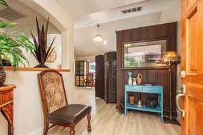 Interior - Peaceful Nature Retreat family-friendly 3 BR Hot Tub Gym BBQ (Auburn)