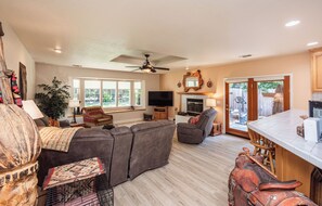 TV, fireplace - Peaceful Nature Retreat family-friendly 3 BR Hot Tub Gym BBQ (Auburn)