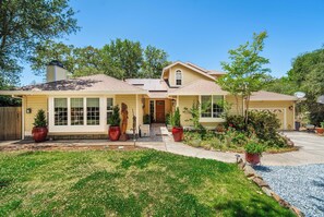 Exterior - Peaceful Nature Retreat family-friendly 3 BR Hot Tub Gym BBQ (Auburn)