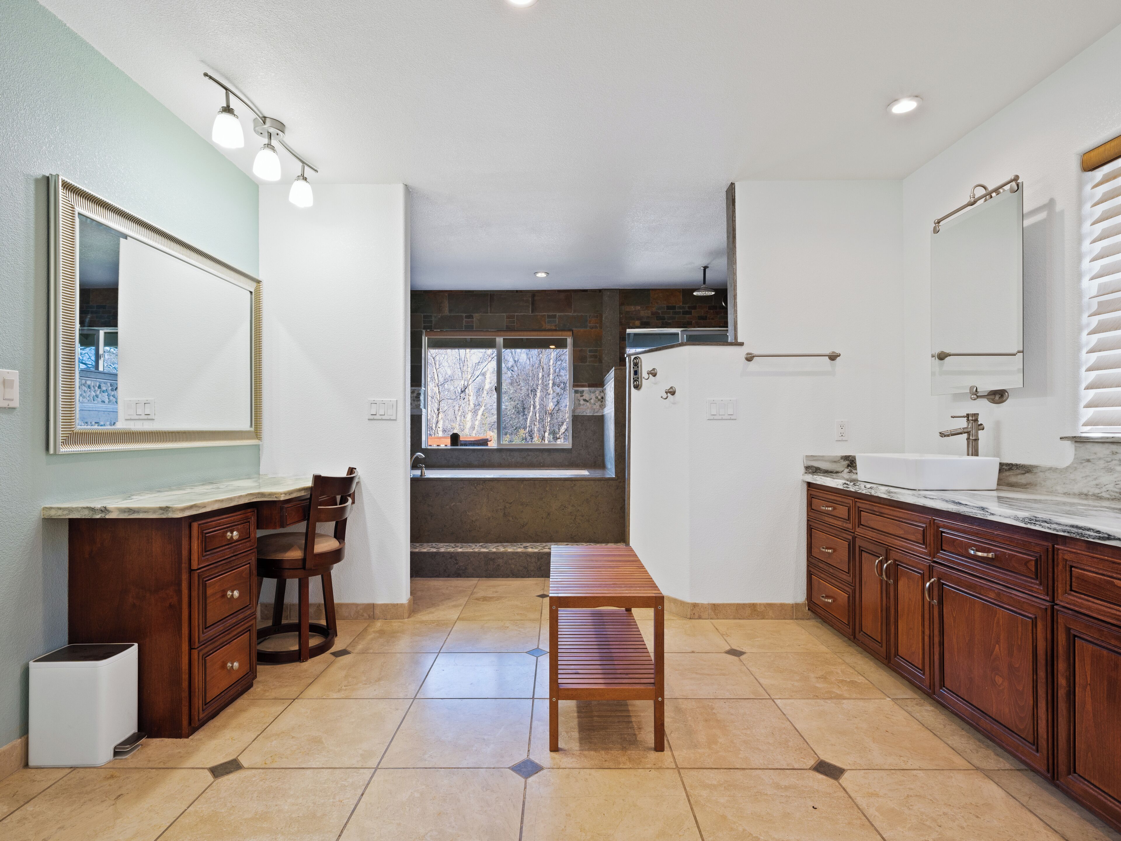 Boblebad, håndklær, såpe og toalettpapir