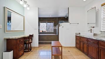 Tina de hidromasaje, toallas, jabón, papel de baño