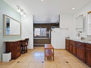 Tina de hidromasaje, toallas, jabón, papel de baño