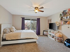 Tabla de planchar con plancha, wifi y ropa de cama