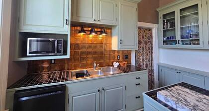 Victorian Charming 4-bedroom house with WiFi, AC in marvelous Eureka