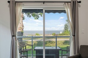 Interior - New Waterfront Luxury Cabin on Lake Winnipeg (Matlock)