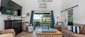 New Waterfront Luxury Cabin on Lake Winnipeg