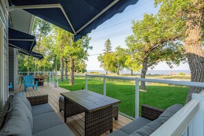 Property grounds - New Waterfront Luxury Cabin on Lake Winnipeg (Matlock)