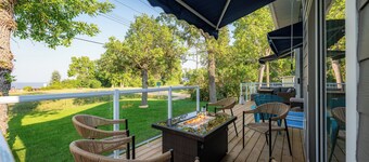 New Waterfront Luxury Cabin on Lake Winnipeg