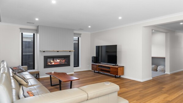 Una Smart TV, una chimenea