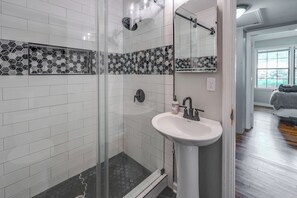 Shower, hair dryer, towels, soap - Charming 3-Bedroom Home, 9 min to FSU (Tallahassee)