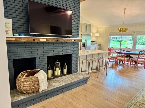 UPTOWN GIRL: FALL IN LOVE! Designer Decorated, New Renovations, Perfect Location