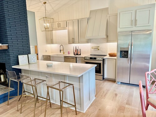 UPTOWN GIRL: FALL IN LOVE! Designer Decorated, New Renovations, Perfect Location
