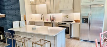 UPTOWN GIRL: FALL IN LOVE! Designer Decorated, New Renovations, Perfect Location