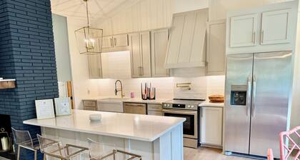 UPTOWN GIRL: FALL IN LOVE! Designer Decorated, New Renovations, Perfect Location