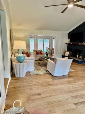 Smart TV, table tennis