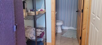 Enjoyable, very private, 2-bedroom house with WiFi in charming Daniel.