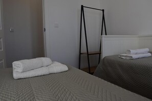 2 slaapkamers, een strijkplank/strijkijzer, internet