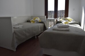 2 slaapkamers, een strijkplank/strijkijzer, internet