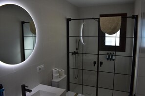 Een haardroger, handdoeken