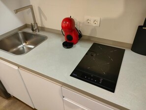Een magnetron, een kookplaat, een vaatwasser
