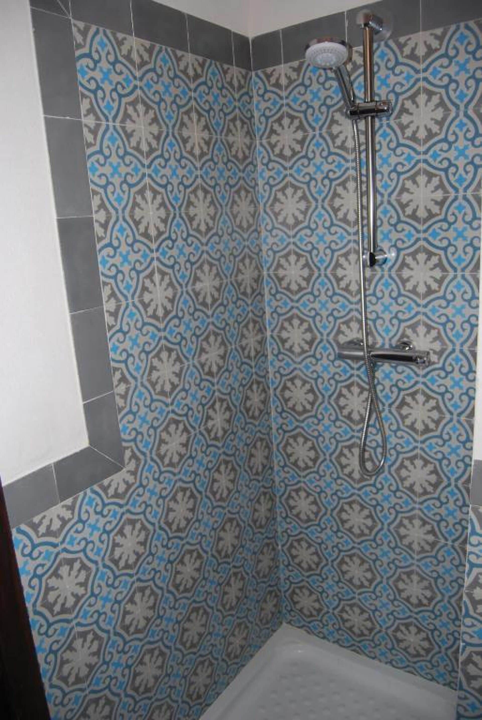 Een haardroger, handdoeken