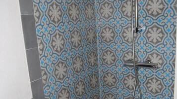 Een haardroger, handdoeken