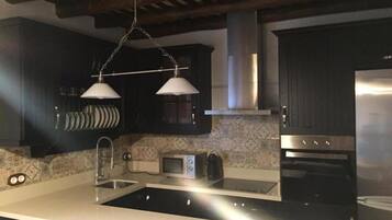 Een microgolfoven, een kookplaat, een vaatwasser