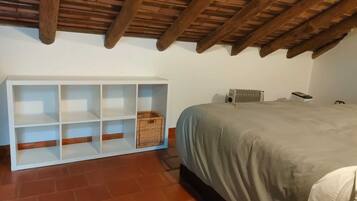 2 slaapkamers, een strijkplank/strijkijzer, internet