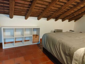 2 bedrooms, iron/ironing board, Internet