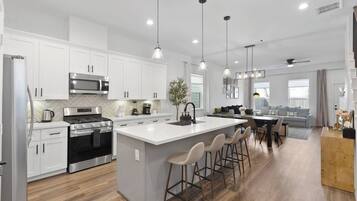 Een koelkast, een magnetron, een oven, een kookplaat