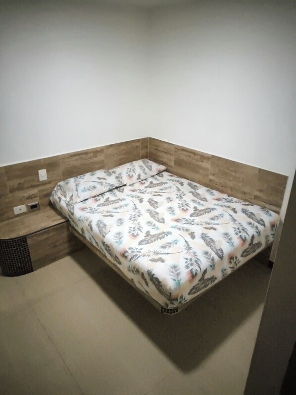 Desk, laptop workspace, iron/ironing board, free WiFi