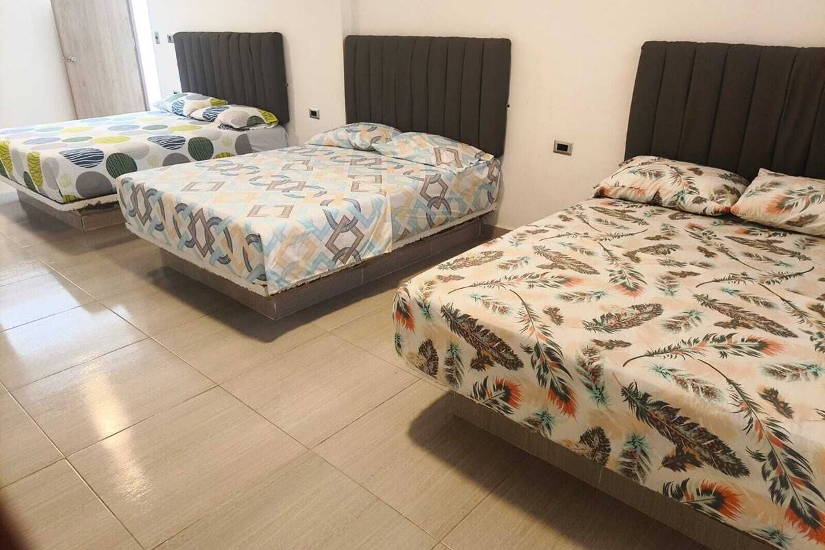 Classic-Dreibettzimmer | Schreibtisch, laptopgeeigneter Arbeitsplatz, BĂŒgeleisen/BĂŒgelbrett