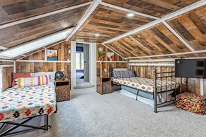 4 bedrooms, iron/ironing board, WiFi, bed sheets