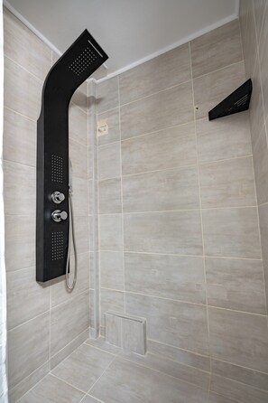 Douche, sèche-cheveux, serviettes fournies, savon