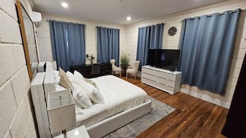 2 dormitorios, caja fuerte, tabla de planchar con plancha y ropa de cama