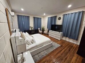 2 bedrooms, in-room safe, iron/ironing board, bed sheets