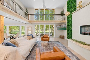 TV connectée, cheminée, table de tennis de table