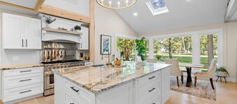 Golfer & Beach Paradise! 5 bedroom home-Ping Pong Table-EV Charger-Wild Horses!